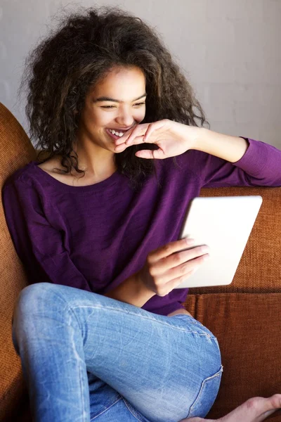 Jovem mulher assistindo filme no tablet digital — Fotografia de Stock