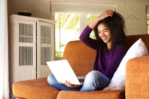 Étudiant souriant travaillant sur un ordinateur portable — Photo