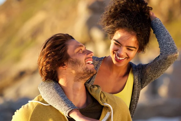 Aantrekkelijke paar samen lachen — Stockfoto