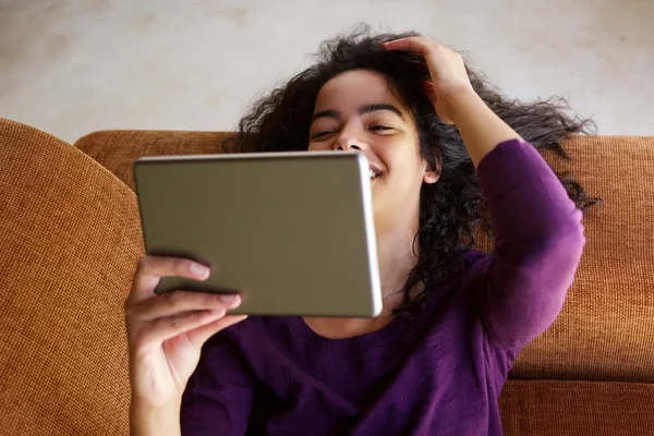 Junge Frau schaut auf digitales Tablet — Stockfoto