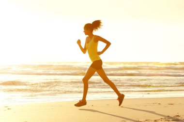 Kumsalda koşan kadın.