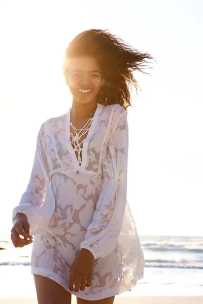 Femme de mode marchant sur la plage — Photo