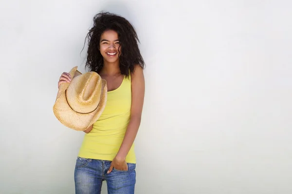 Улыбающаяся девушка смешанной расы в шляпе — стоковое фото