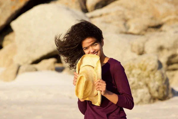 Leende ung svart kvinna — Stockfoto