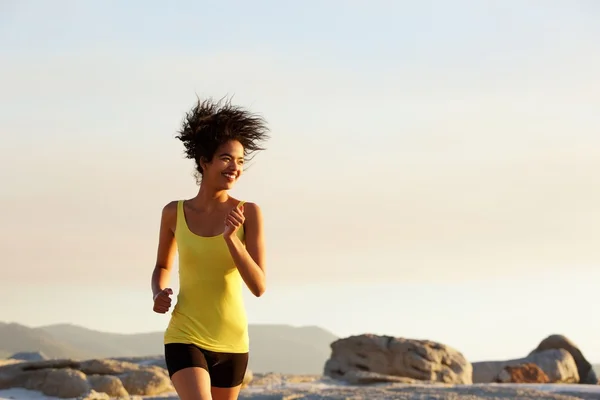 Mujer activa corriendo al aire libre — Foto de Stock