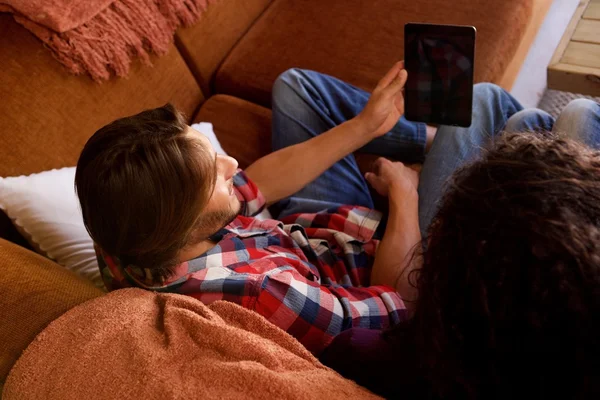 Vrouw en man met digitale tablet — Stockfoto