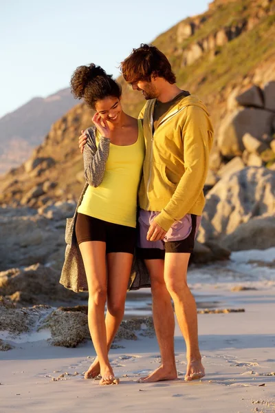 Junger Mann und Frau am Strand — Stockfoto