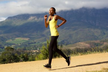 Uygun genç Afrikalı kadın açık havada koşu