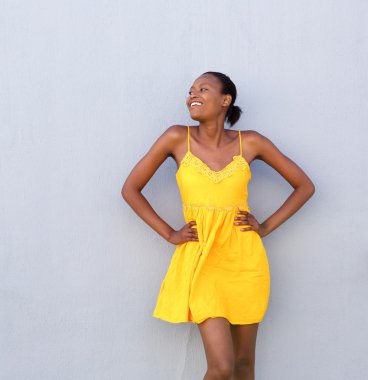 Sarı elbiseli güzel genç bayan.