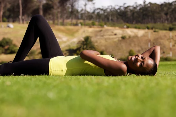 Cansado mulher ajuste relaxante no parque — Fotografia de Stock