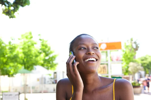 Lächelnde junge Afrikanerin — Stockfoto