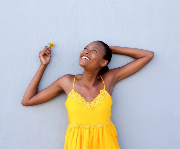 Jovem mulher africana em vestido amarelo uma flor — Fotografia de Stock