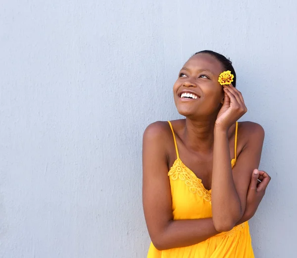 Vackra unga afrikanska kvinna med en blomma — Stockfoto