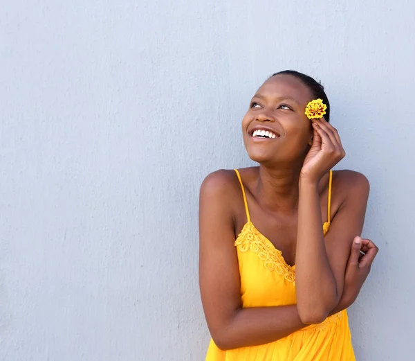 Bella giovane donna africana che tiene un fiore — Foto Stock