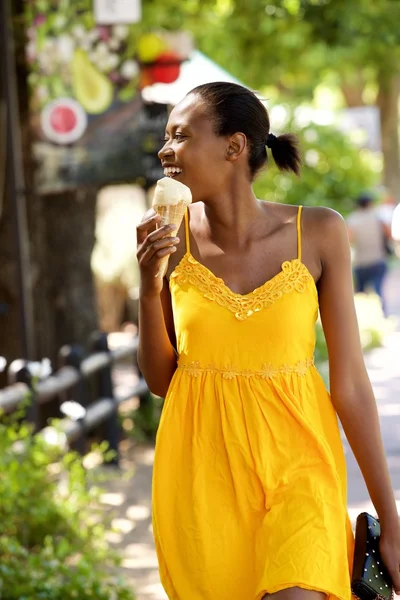 Felice signora africana con gelato — Foto Stock