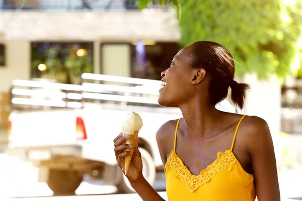Usměvavá Afričanka hospodářství zmrzlina — Stock fotografie