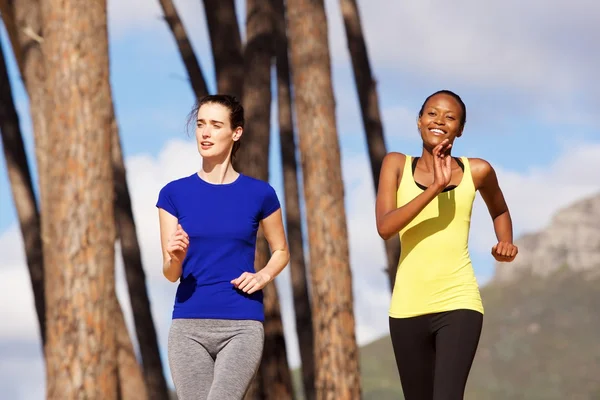 Zwei junge Frauen joggen gemeinsam im Freien — Stockfoto