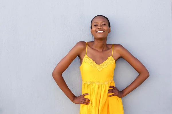 Aantrekkelijke Afrikaanse vrouw poseren met vertrouwen — Stockfoto