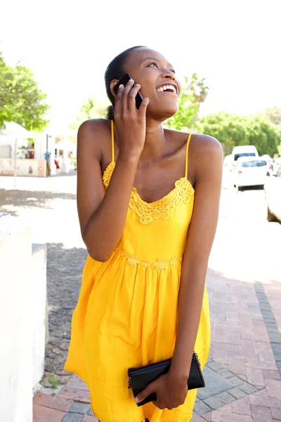 Mujer africana joven en vestido de verano —  Fotos de Stock