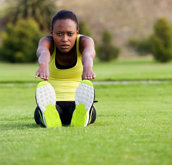 Fit jeune femme étirement orteil toucher exercice — Photo