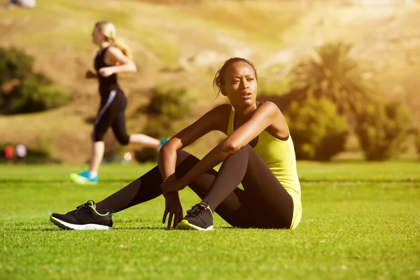 Mujer joven relajándose después del entrenamiento — Foto de Stock