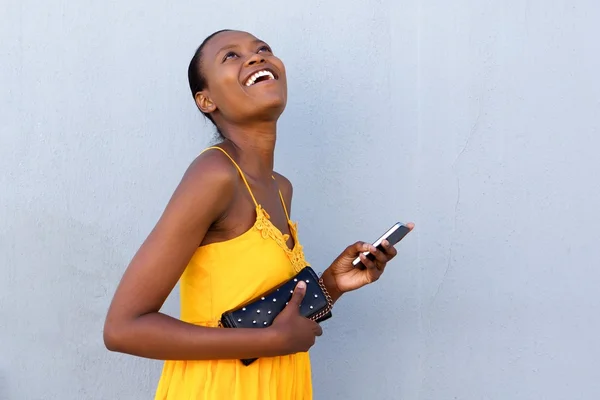 Улыбающаяся молодая женщина с мобильного телефона — стоковое фото