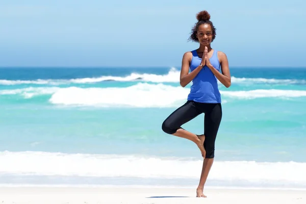 Yoga egzersiz yaparak sağlıklı kadın — Stok fotoğraf