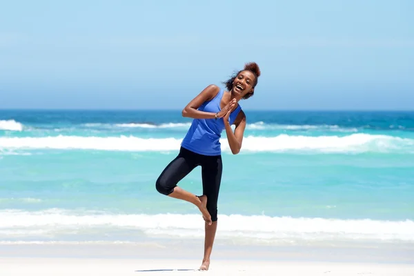 Fitness-Frau macht Yoga-Übungen — Stockfoto