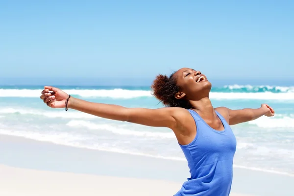 Mujer despreocupada pasando un buen rato en la playa — Foto de Stock