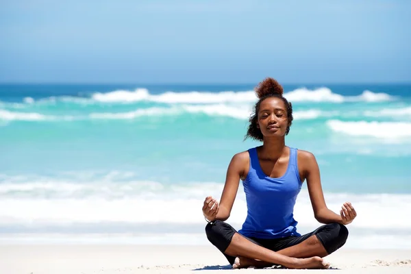 Jovem mulher africana meditando em pose de ioga — Fotografia de Stock