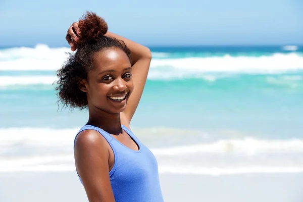 Ajuste jovem mulher africana na praia — Fotografia de Stock