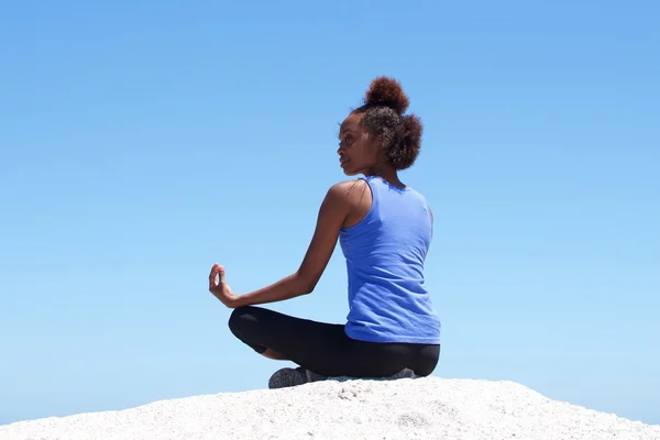 Mujer joven practicando yoga — Foto de Stock