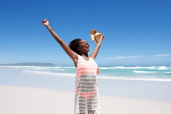 Rire jeune femme debout sur la plage — Photo