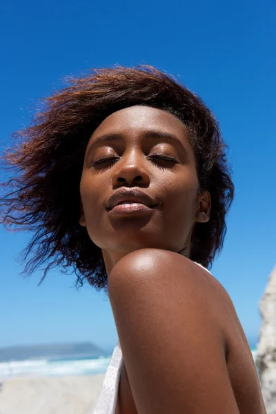 Aantrekkelijke jonge Afrikaanse vrouw — Stockfoto