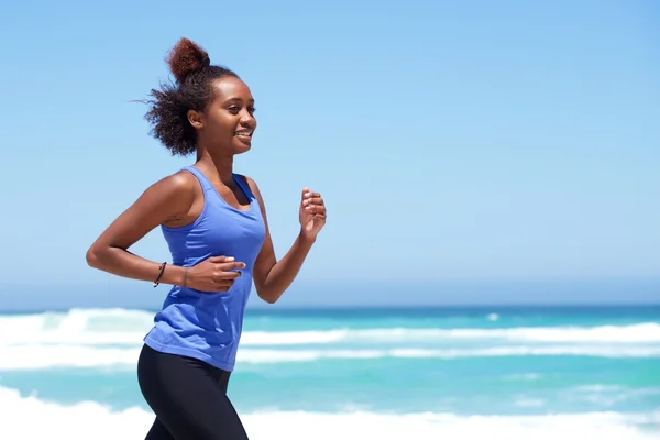 Glückliche Afrikanerin läuft — Stockfoto