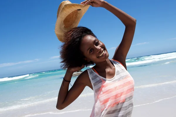 Jovem mulher africana alegre — Fotografia de Stock