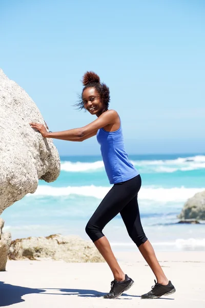 Mujer africana haciendo ejercicio en la playa —  Fotos de Stock