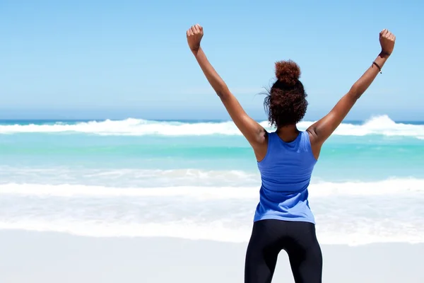 Фітнес жінка розтягує тренування на пляжі — стокове фото
