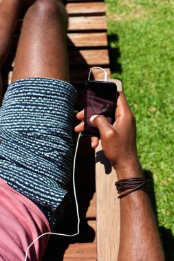 Adam cep telefonuyla Bahçe sandalye