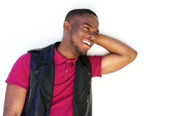 Молодой африканский мужчина выглядит счастливым — стоковое фото