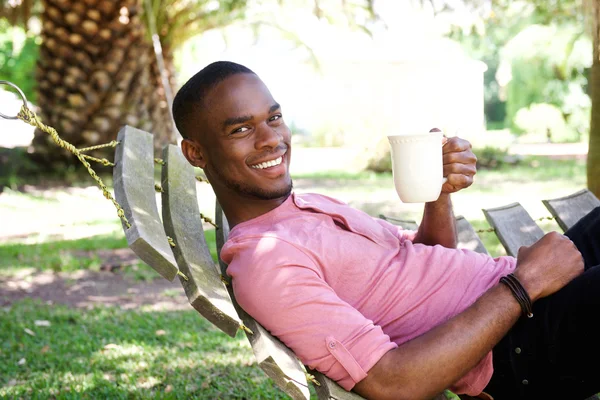 コーヒーを飲みながら若いアフリカ人 — ストック写真