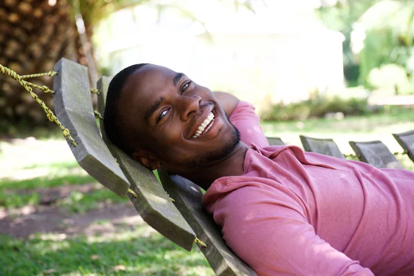 Junger afrikanischer Mann liegt auf einer Hängematte — Stockfoto