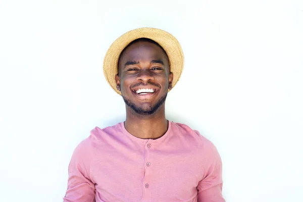 Sorrindo jovem negro cara com chapéu — Fotografia de Stock