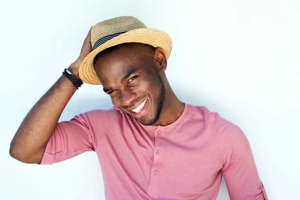 Jovem africano sorridente com chapéu — Fotografia de Stock