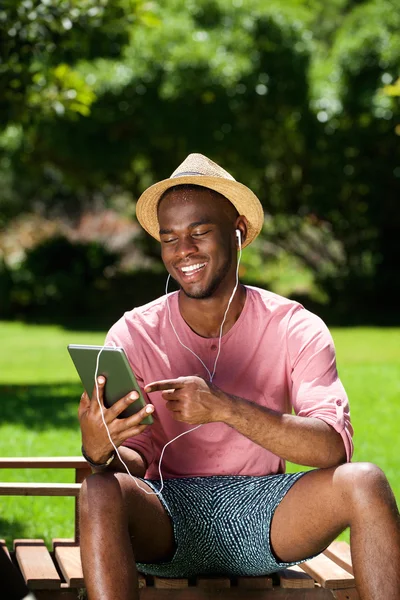 Giovane uomo africano con un tablet digitale — Foto Stock