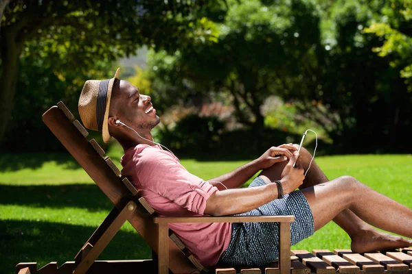 Relaxado jovem cara — Fotografia de Stock