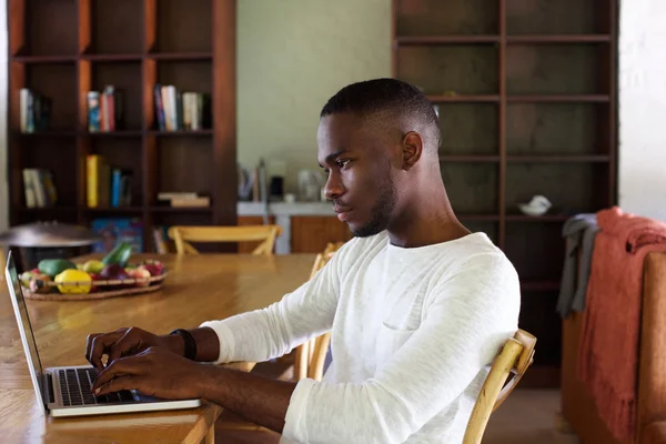 Fiatal fekete férfit laptop számítógép segítségével — Stock Fotó