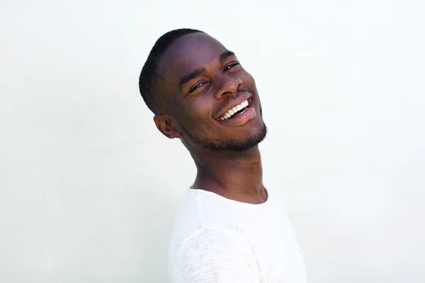 Alegre jovem preto cara rindo — Fotografia de Stock