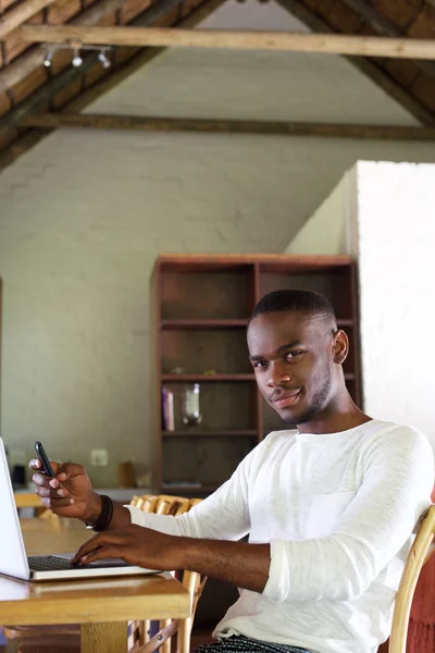 Joven hombre afroamericano — Foto de Stock