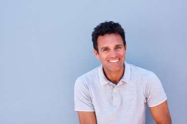 Yakışıklı yaşlı adam gülümsüyor. 